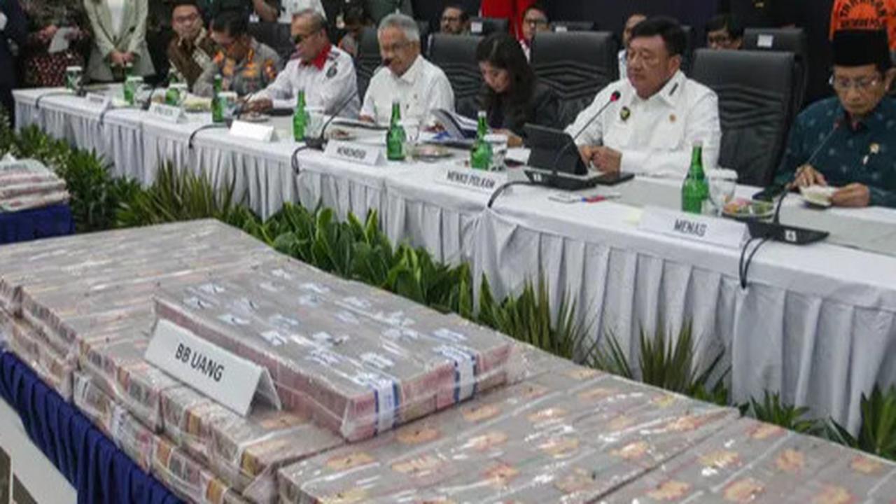 FOTO: Penampakan Tumpukan Uang Miliaran Rupiah Hasil Operasi Pemberantasan Judi Online