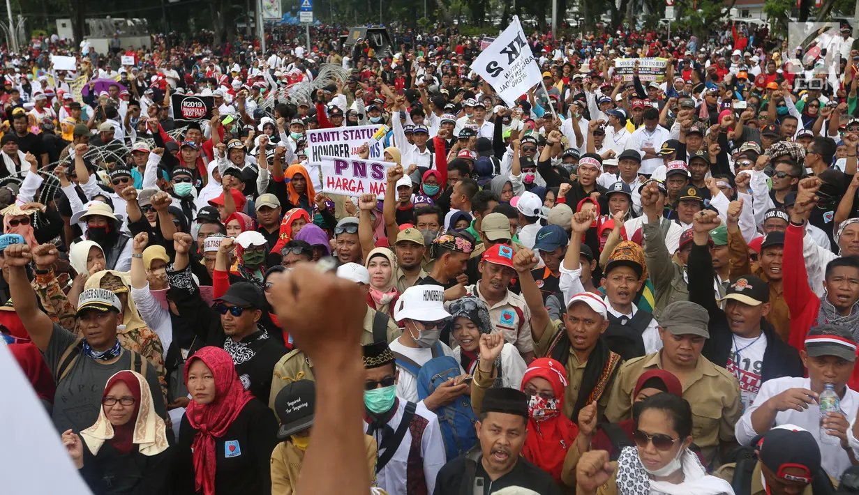 Ribuan honorer K2 seluruh Indonesia berunjuk rasa di depan Istana Merdeka, Jakarta, Selasa (30/10). Mereka menuntut Presiden Joko Widodo segera mengesahkan Revisi UU ASN No 5/2015. (Liputan6.com/Angga Yuniar)