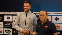 Park Hang-seo dan Simon McMenemy menjelang duel Timnas Indonesia versus Vietnam. (Bola.com/Aditya Wany)