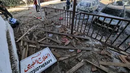 Orang-orang mencari di antara puing-puing di luar lokasi rumah sakit Ahli Arab di pusat kota Gaza pada tanggal 18 Oktober 2023. (MAHMUD HAMS/AFP)
