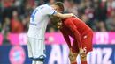 Pemain Hoffenheim, Ermin Bicakcic (kiri) memegang pundak pemain Bayern Munich, Thomas Mueller (kanan) usai laga Bundesliga di Stadion Alianz Arena, Munich, (5/11/2016). (AFP/ Christof Stache)
