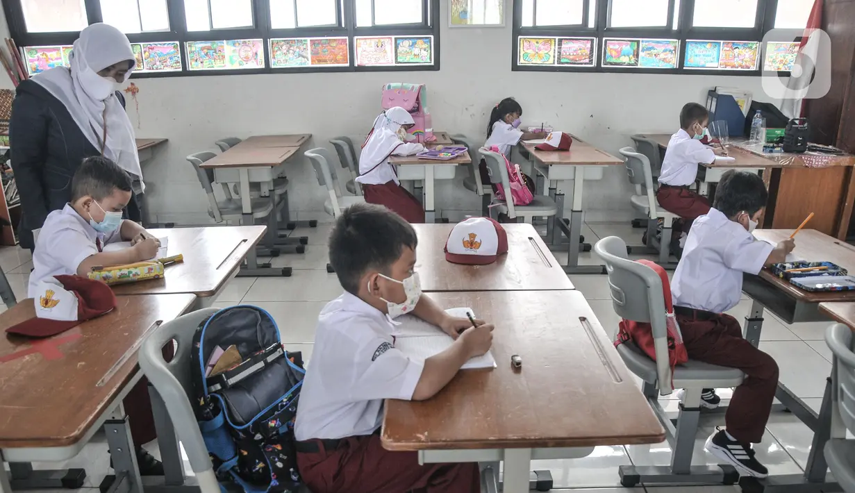 Suasana murid kelas 1 mengikuti PTM Terbatas di SDN Malaka Jaya 07 Pagi, Klender, Jakarta, Senin (30/8/2021). Di SDN Malaka Jaya 07 Pagi kegiatan PTM dibagi atas dua sesi yang masing-masing kelas rata-rata terdiri dari 10 murid dengan durasi belajar 2-3 jam. (merdeka.com/Iqbal S. Nugroho)