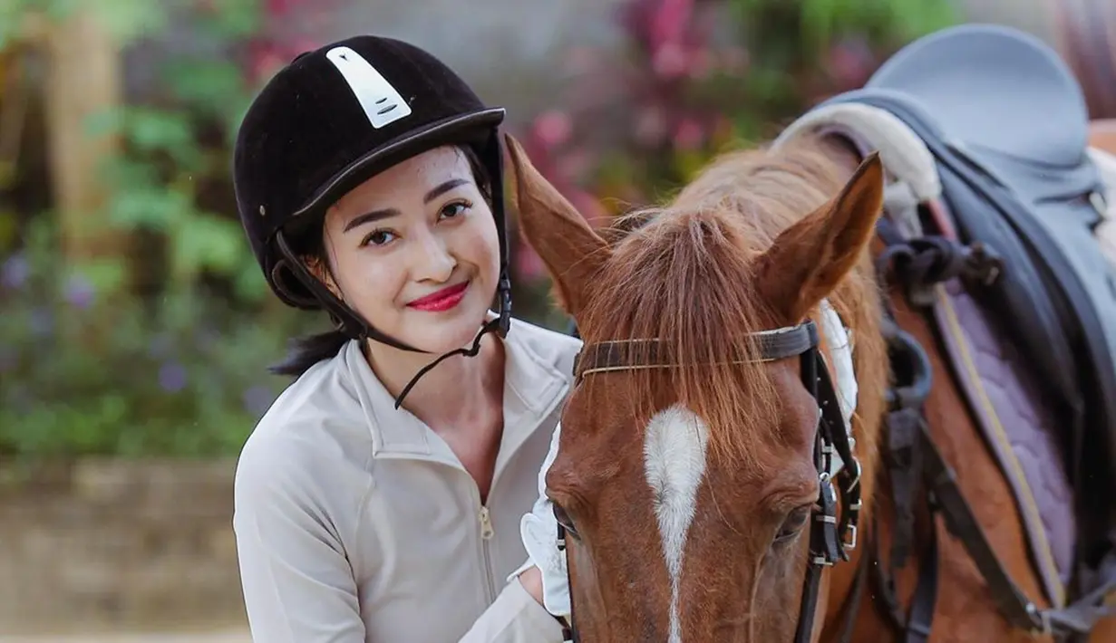 Foto ketika berkuda ini diunggah Puteri Modiyanti di laman Instagramnya pada 27 Mei 2024 lalu. Meski baru pertama kali berkuda, namun rupanya Puteri tak takut dengan hewan berkaki empat ini. Cantik dan punya banyak bakat, tak heran jika ia jadi salah satu finalis Puteri Indonesia. Puteri Modiyanti pun jadi idola untuk anak muda dan pengikutnya di Instagram. (Liputan6.com/IG/@putmod)