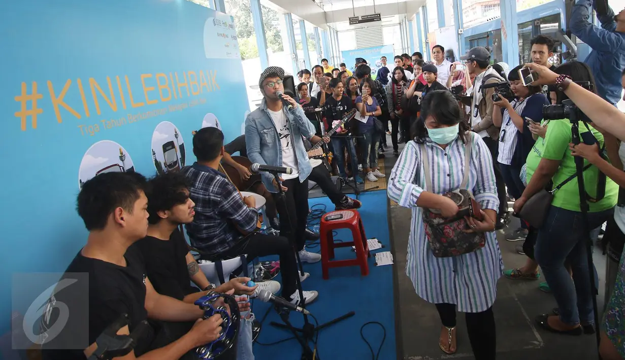 Grup musik Nidji saat menghibur penumpang di Halte Transjakarta Sarinah, Thamrin, Jakarta Pusat, Senin (27/3). Acara tersebut diadakan dalam rangka memperingati ulang tahun ke-3 PT Transjakarta. (Liputan6.com/Immanuel Antonius)