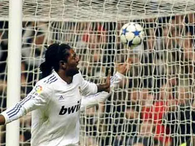 Keceriaan Emmanuel Adebayor setelah mencetak gol pertamanya bagi Real Madrid yang mengalahkan Sevilla 2-0 pada leg kedua semifinal Copa del Rey di Santiago Bernabeu, 2 Februari 2011. AFP PHOTO/PEDRO ARMESTRE
