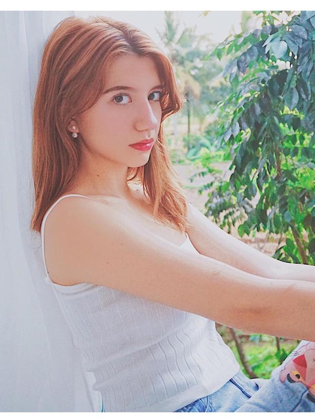 Artis Berparas Bule Namun Keturunan Jawa yang Cantik Mempesona