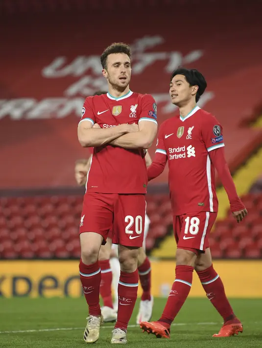 Gelandang Liverpool, Diogo Jota berselebrasi usai mencetak gol ke gawang Midtjylland pada pertandingan grup D Liga Champions di stadion Anfield, di Liverpool, Inggris, Selasa (27/10/2020). Liverpool menang 2-0 atas Midtjylland. (Peter Powell/Pool via AP)