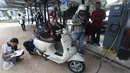 Petugas mengecek kondisi ban di Kamaz Station, Jakarta, Rabu (15/6). Michelin dan PT Tehnika Ina menjalin kemitraan dengan membuka toko retail ban Kamaz Station dalam rangka menghadirkan layanan fast fit (bengkel cepat). (Liputan6.com/Angga Yuniar)