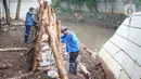 Petugas Sudin SDA Jakarta Selatan memperbaiki tanggul Kali Krukut yang jebol di Jalan Perumahan Kemang Jaya, Bangka, Jakarta, Rabu (8/1/2020). Tanggul jebol akibat tak kuat menahan derasnya air kiriman dari hulu serta hujan deras yang mengguyur kawasan tersebut. (Liputan6.com/Immanuel Antonius)