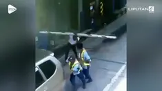 Setelah membantu mendorong mobil yang sedang mogok, pria ini malah mendapat nasib apes setelah tertimpa palang pintu parkir.