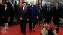 Presiden Lithuania, Dalia Grybauskaitė disambut Ketua DPR Setya Novanto saat mengunjungi Gedung MPR/DPR RI, Rabu (17/5). Kunjungan Presiden Lithuania memiliki arti penting bagi penguatan hubungan bilateral Indonesia - Lithuania. (Liputan6.com/Johan Tallo)