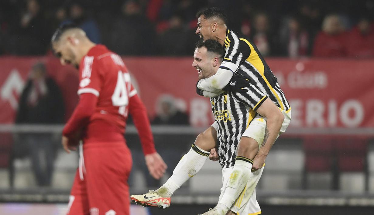 Pemain Juventus, Federico Gatti, melakukan selebrasi setelah mencetak gol penentu ke gawang AC Monza pada laga Italia di Stadion U-Power, Sabtu (2/12/2023). Tambahan tiga poin ini membantu Juventus naik ke puncak klasemen sementara Liga Italia 2023/2024. Monza tertahan di peringkat ke-10. (LaPresse via AP/Claudio Grassi)