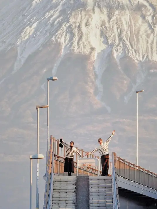 Simple dan chic dengan outfit kasual, bisa pilih striped sweater dipadukan dengan bawahan warna hitam. [@dindahw]