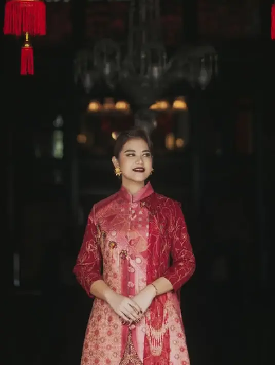 Lengkapi outfit yang dikenakan, makeup Kahiyang Ayu bernuansa bold dengan lipstik deep red mencolok [@ayangkahiyang]