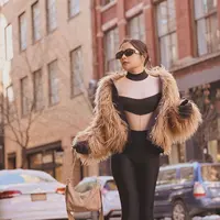 Pakai busana super ketat, penampilan Prilly Latuconsina di Jalanan New York disebut bak karakter serial X-Men. (Instagram/prillylatuconsina96).