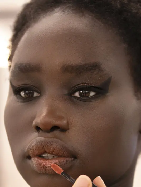 Riasan menampilkan riasan segar dengan bibir nude lembut serta alis yang tertata rapi (Foto: Chanel)