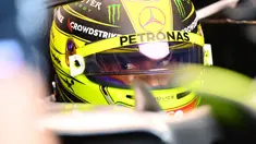 Pebalap Mercedes, Lewis Hamilton mengawali Formula 1 musim 2022 dengan kurang baik. Mobil F1 W13 yang tak cukup kompetitif membuatnya harus tercecer di peringkat tengah. Namun, seiring berjalannya waktu, peraih tujuh gelar juara dunia F1 tersebut mampu bangkit. Ia bahkan mampu membuat 6 podium dimana sebanyak lima kali ia lakukan secara berturut-turut. Hamilton kini bertengger di posisi keenam dengan raihan 146 atau hanya terpaut 10 poin dari Carlos Sainz di peringkat kelima dan hanya terpaut 12 poin dari rekannya George Russell. (AFP/Getty Images/Dan Mullan)