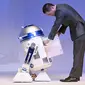 Menariknya, lemari es robot R2-DR ini bisa dikontrol dengan menggunakan remot kontrol!