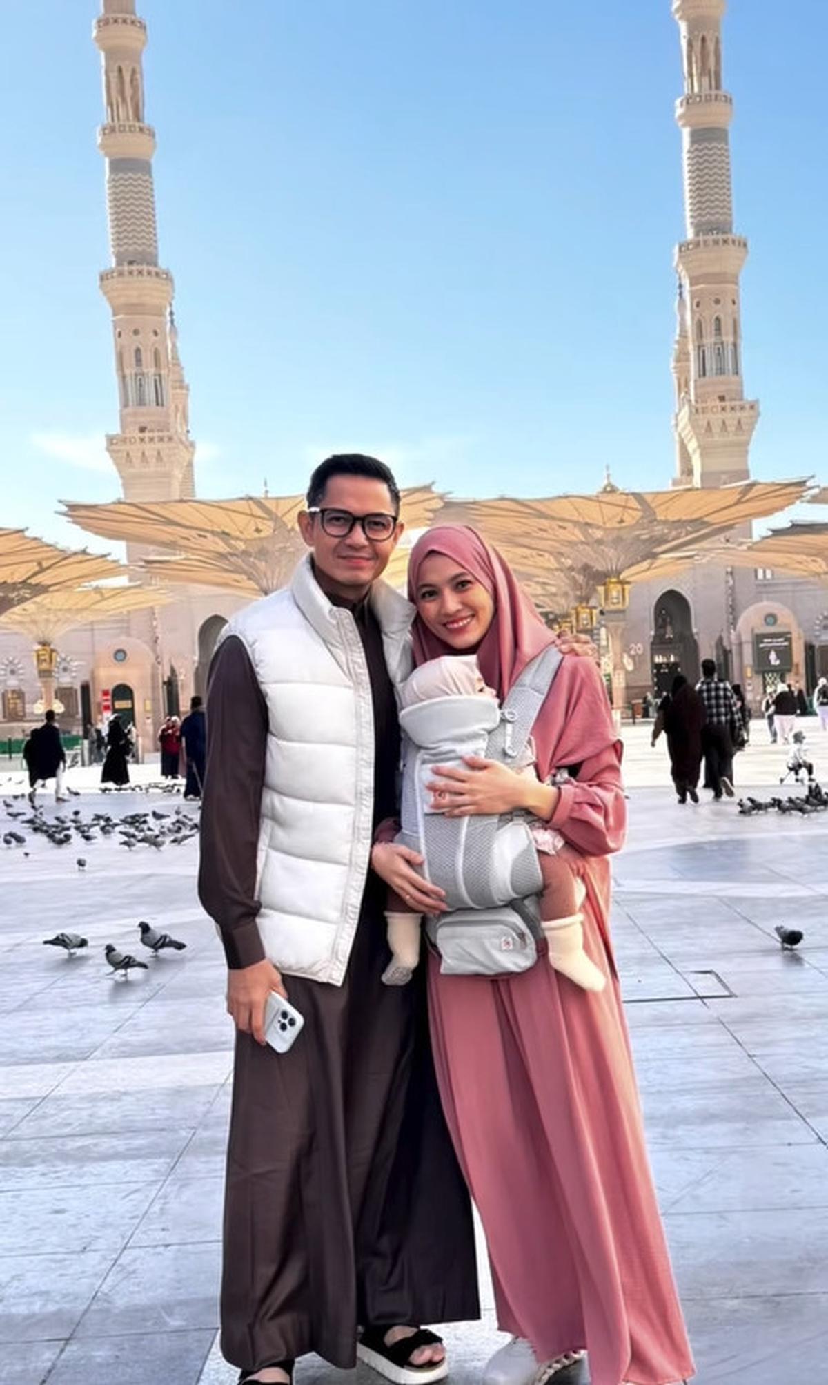Potret Alyssa Soebanono dan Dude Harlino Umrah Bareng Anak-anak, Si Bungsu Turut Serta ke Tanah Suci