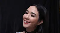 "Belajar dari nol, ada coach juga semuanya deh. Jadi mas Gading banyak dicurhatin dan dijadikan dummy buat latihan di rumah," ujar Gisela di Plaza Semanggi, Jakarta Selatan, Senin (26/9). (Nurwahyunan/Bintang.com)