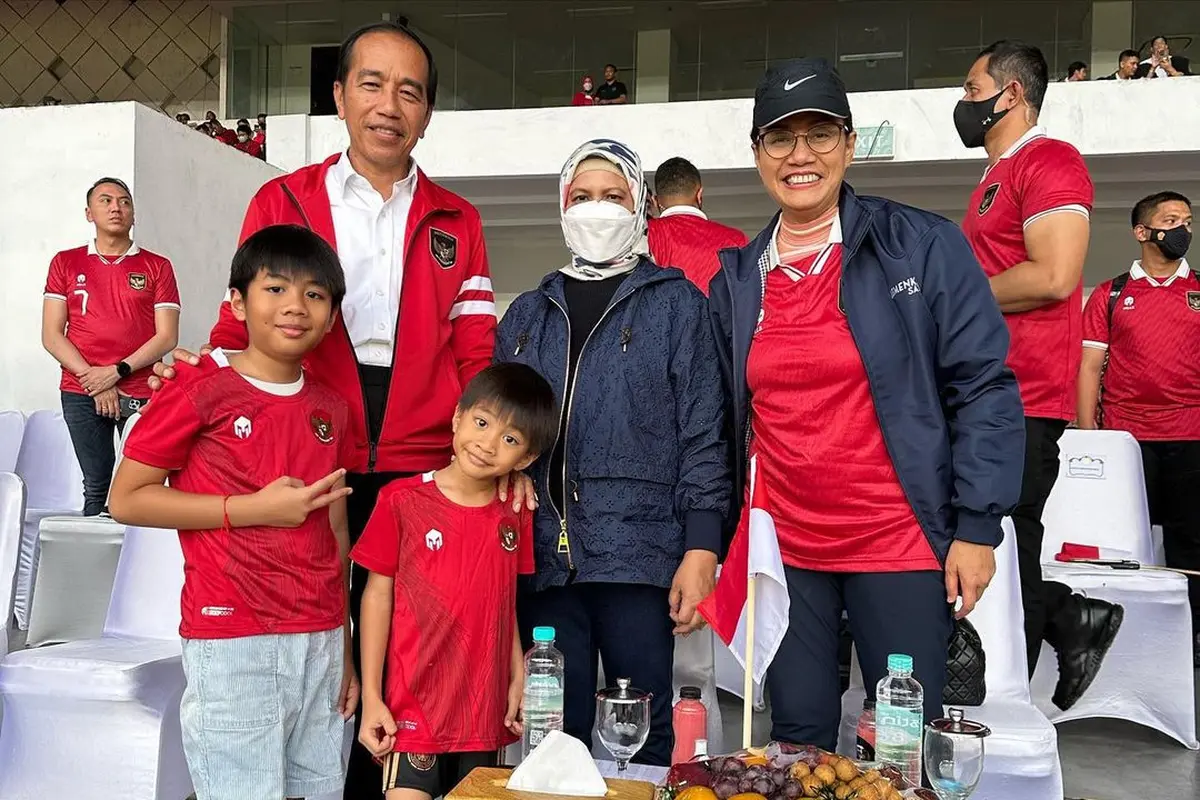 Gaya Trendy Iriana Jokowi Nonton Piala AFF 2022, Kenakan Jaket Louis Vuitton dan Fendi