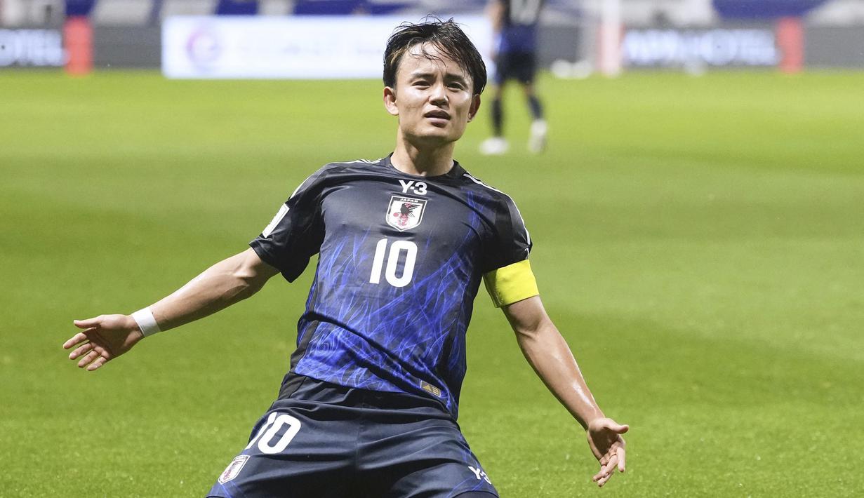 <p>Pemain Jepang, Takefusa Kubo melakukan selebrasi setelah mencetak gol ke gawang Timnas Indonesia dibayangi Mees Hilgers dalam laga Grup C Putaran Ketiga Kualifikasi Piala Dunia 2026 di Suita Stadium, Jepang, Selasa (10/06/2025). (AP Photo/Kyodo News/Shohei Miyano)</p>