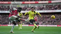 Arsenal kembali ke jalur persaingan juara usai menang 3-1 atas Burnley pada pertandingan pekan ke-12 Liga Inggris. Tiga gol Arsenal dicetak Leandro Trossard, William Saliba, dan Oleksandr Zinchenko. (AP Photo/Kin Cheung)