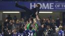 Pelatih Chelsea, Antonio Conte dan para pemainnya merayakan pesta juara Premier League usai menaklukkan Watford di Stadion Stamford Bridge, London, Senin (15/5/2017). Chelsea menang 4-3 atas Watford. (AP/Matt Dunham)