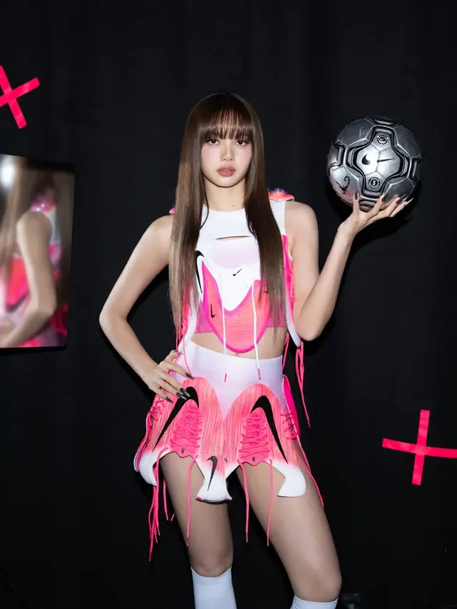 Gaun Unik Lisa BLACKPINK di Campaign Nike Rip the Script Curi Perhatian, Terbuat dari Sepatu Bola