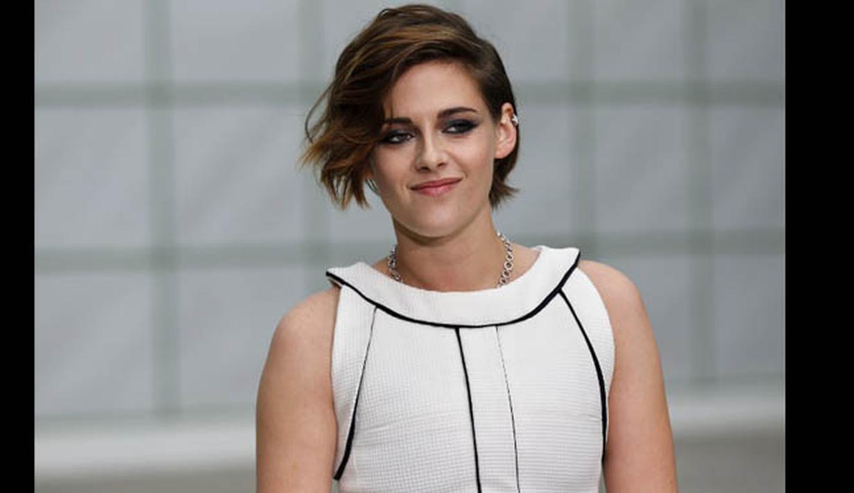 Kristen Stewart saat acara fashion show Chanel di Paris Fasion Week di Prancis, Selasa (27/1/2015). (AFP PHOTO/Francois GUILLOT)