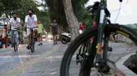 Warga berolahraga sepeda santai di trotoar yang dilengkapi jalur sepeda di kawasan Danau Sunter, Jakarta, Selasa (23/6/2020). Di masa pandemi COVID-19, berolahraga sepeda mulai digemari dan menjadi tren masyarakat beberapa kota besar di Indonesia. (Liputan6.com/Helmi Fithriansyah)