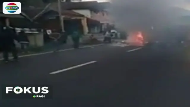 Sebuah mobil angkutan umum terbakar setelah bertabrakan dengan dua sepeda motor. Dua pengendara motor tewas.
