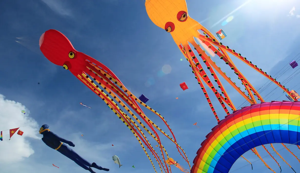 Dua layang-layang berbentuk gurita terbang di pantai Tam Thanh selama Festival Internasional Kite di Quang Nam, Vietnam (11/6). Quang Nam menargetkan dapat menerima lima juta pengunjung dan turis untuk menikmati serangkain festival. (AP Photo/Hau Dinh)