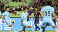Pemain Barcelona, Lamine Yamal, melepaskan tendangan keras ke gawang Daegu FC pada laga uji coba di Korea Selatan, Senin (4/8/2025) malam WIB. (Lee Moo-ryeol/Newsis via AP)