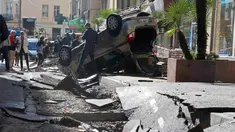 Warga melihat mobil yang terbalik dan jalanan yang hancur akibat banjir di Cannes, Prancis, Minggu (4/10/2015). Akibat peristiwa itu, sebanyak 16 warga dilaporkan tewas. (REUTERS/Eric Gaillard) 
