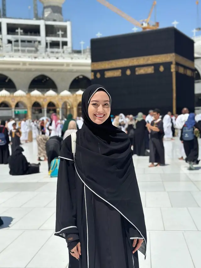Potret Berhijab Puteri Modiyanti saat Umroh di Tanah Suci, Tuai Sorotan Warganet