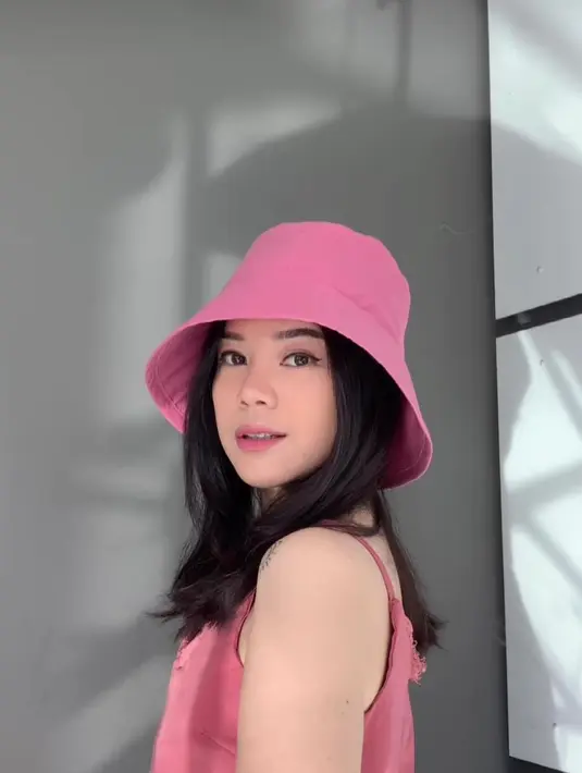 Dia pun selalu senang dapat membuat baju sendiri sesuai dengan keinginannya. [instagram/sisisinta]