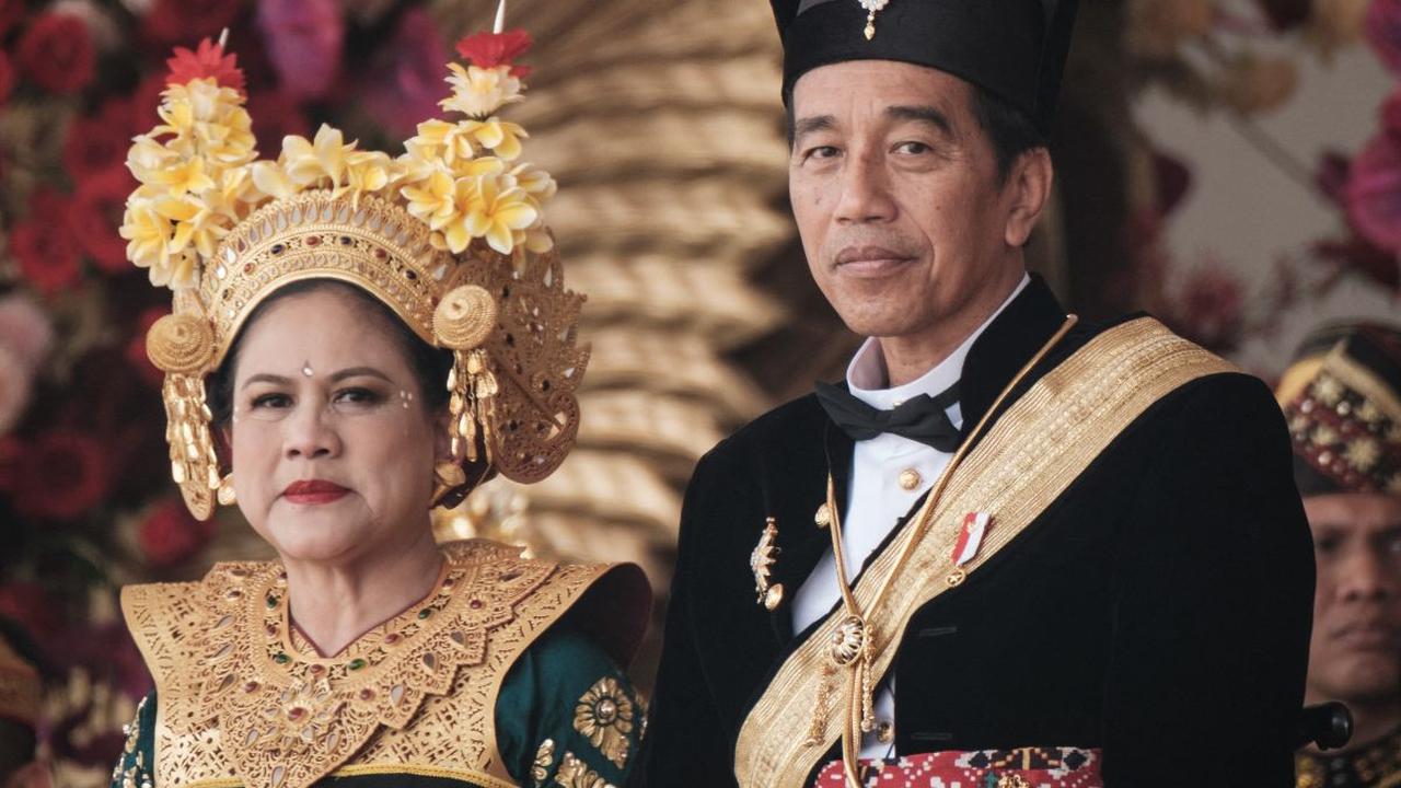 Presiden Joko Widodo atau Jokowi didampingi Ibu Negara Iriana terlihat dalam balutan pakaian adat saat menghadiri upacara pengibaran bendera Merah Putih pada peringatan Hari Ulang Tahun (HUT) ke-78 Kemerdekaan Republik Indonsia (RI) di Istana Merdeka, Jak