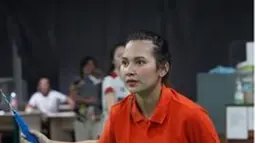 Indah Permatasari memilih untuk mengikat semua rambutnya ke belakang. Saat bermain badminton, wanita 25 tahun itu tampak begitu fokus dan seirus, layaknya sedang bertanding sungguhan. (Liputan6.com/IG/@indahpermatas)