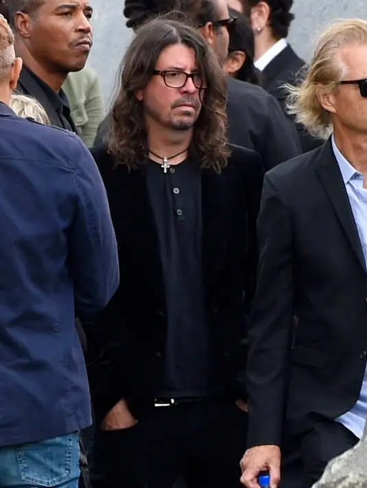 Vokalis Foo Fighters, Dave Grohl saat menghadiri pemakaman Chris Cornell di Hollywood Forever Cemetery di Los Angeles, AS (26/5). Sebuah laporan baru Chris Cornell sempat mengonsumsi obat-obatan sebelum bunuh diri. (Photo by Chris Pizzello/Invision/AP)