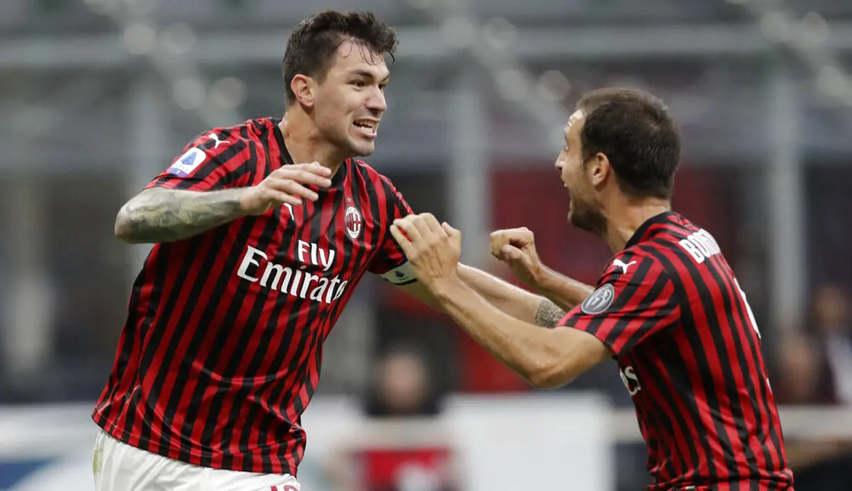 Pemain AC Milan, Alessio Romagnoli dan Giacomo Bonaventura, merayakan gol ke gawang Parma pada laga Serie A di Stadion San Siro, Rabu (15/7/2020). AC Milan menang 3-1 atas Parma. (AP Photo/Luca Bruno)