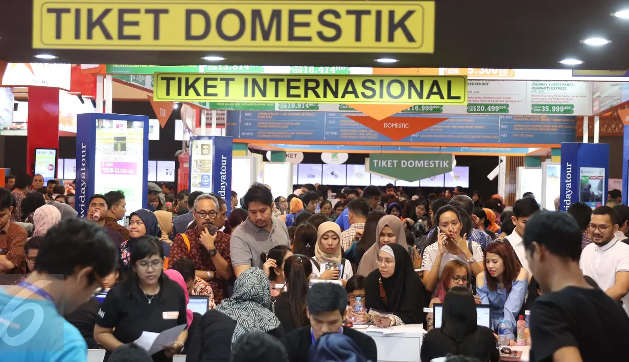 Pengunjung mengantre di GATF 2017 fase 1 di JCC, Jakarta, Jumat (10/3). GATF 2017 berlangsung 10-12 Maret 2017, GATF kali ini (digelar) kesembilan kalinya. (Liputan6.com/Angga Yuniar)