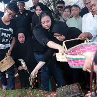 Komedian Eko DJ telah hembuskan nafas terakhir pada Senin (27/3/2017) malam di kediamannya. Dan pada Selasa (28/3/2017) siang hari, jenazah dimakamkan di TPU Pondok Kelapa, Jakarta Timur. (Deki Prayoga/Bintang.com)