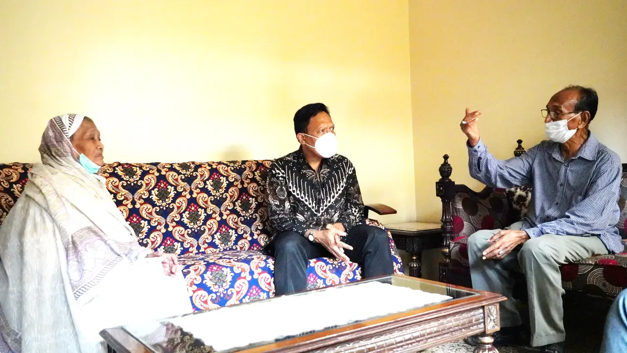 (Kiri ke Kanan) Mak Ros-Rusminah, Konjen RI Dr.June Kuncoro Hadiningrat, Angku Muhammad Said (KJRI Karachi)