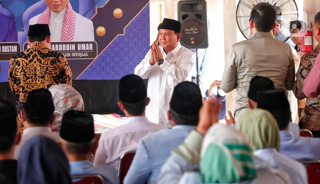 Prabowo juga sempat melayani para pengunjung Istiqlal yang meminta bersalaman. (Liputan6.com/Angga Yuniar)