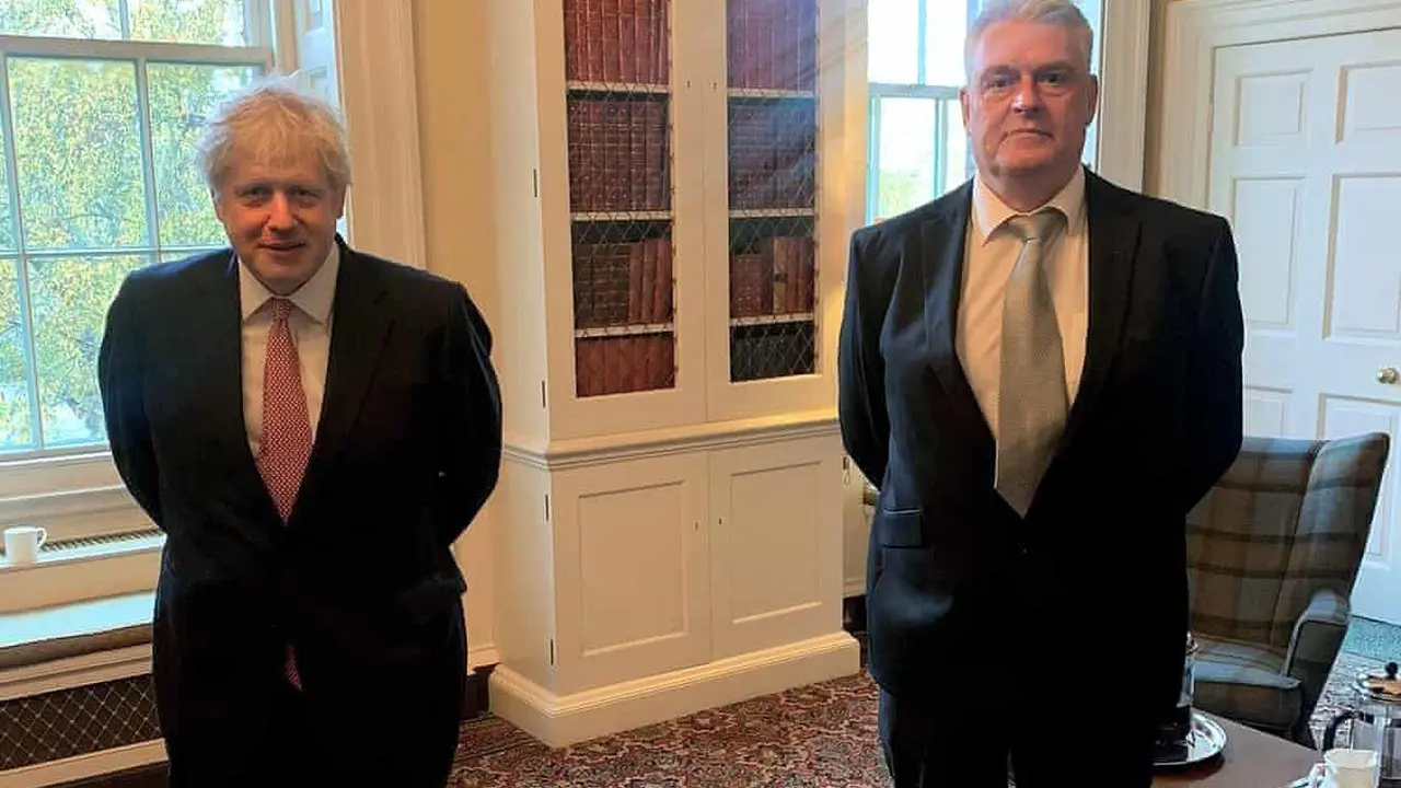 PM Boris Johnson dengan MP Lee Anderson pada 12 November.