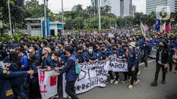 Sejumlah mahasiswa yang tergabung dalam Aliansi Mahasiswa Indonsia (AMI) menggelar aksi demonstrasi di Patung Kuda, Jakarta Kamis (21/4/2022). Mereka juga menuntut turunkan harga kebutuhan pokok dan atasi ketimpangan ekonomi. (Liputan6.com/Faizal Fanani)