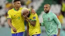 Penyerang Brasil Neymar bereaksi setelah adu penalti di samping kiper Ederson dan Thiago Silva pada perempat final Piala Dunia 2022 di Stadion Education City, Sabtu (10/12/2022) dini hari WIB. Kroasia unggul 4-2 setelah bermain 1-1 selama 120 menit. (AP Photo/Martin Meissner)