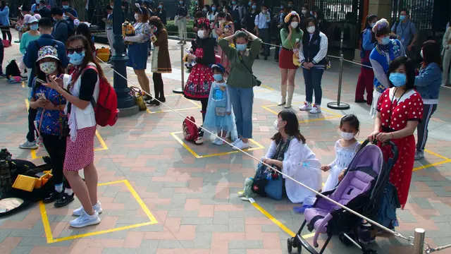 FOTO: Kembali Dibuka, Disneyland Shanghai Diserbu Wisatawan