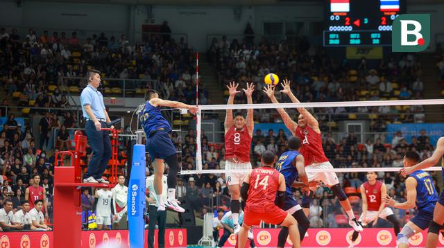 Dua blocker Indonesia coba menahan pukulan pemain Thailand pada final SEA Games 2025 cabang olahraga voli, Jumat (19/12/2025) malam WIB. (Bola.com/Bagaskara Lazuardi)